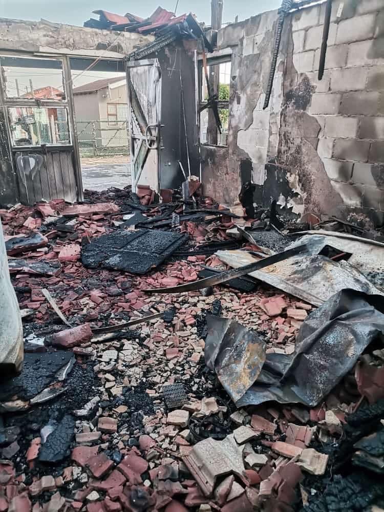 Lulu_Nthabi's tweet photo. My friends home burnt down. This is a humble plea for any help, financial donations from R50 , clothes, food and just to share on your time line🙏🏾 https://t.co/lnAwqMN68S
#khloe #mpoomy #WesternCape #desperate #erica #Botswana #musa #mihlali #ThembaBroly #liesl #suncity #oriana https://t.co/DJMONNBcis