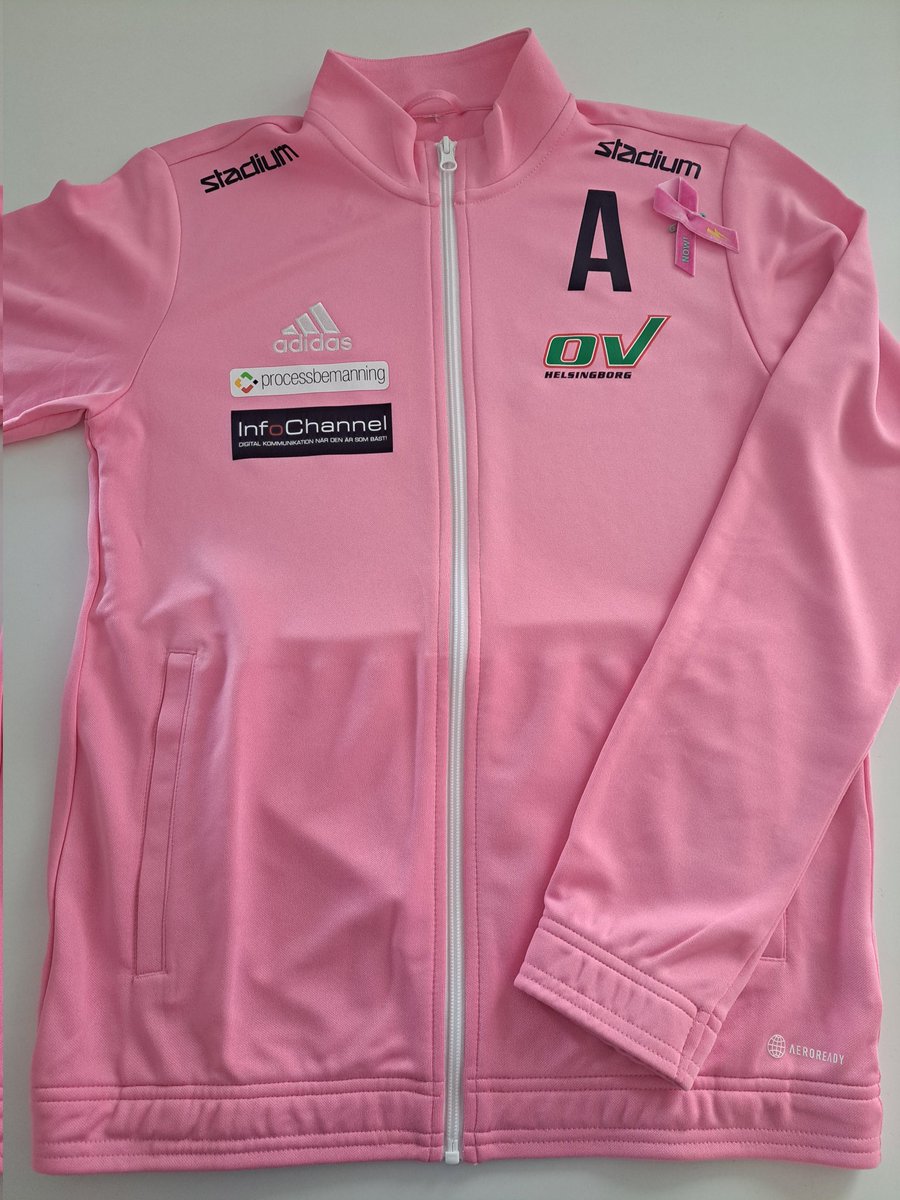 Vi alla känner någon som varit drabbad så till förmån för <a href="/brostcancer/">Bröstcancerförbundet</a> byter jag till en rosa coachtröja under Oktober. För varje vinst skänker jag 500 kr (0 vinster = 500 kr). RT om ni vill vara med och stötta för en bra sak (och heja lite extra på OV för en månad🥰) 💗💗