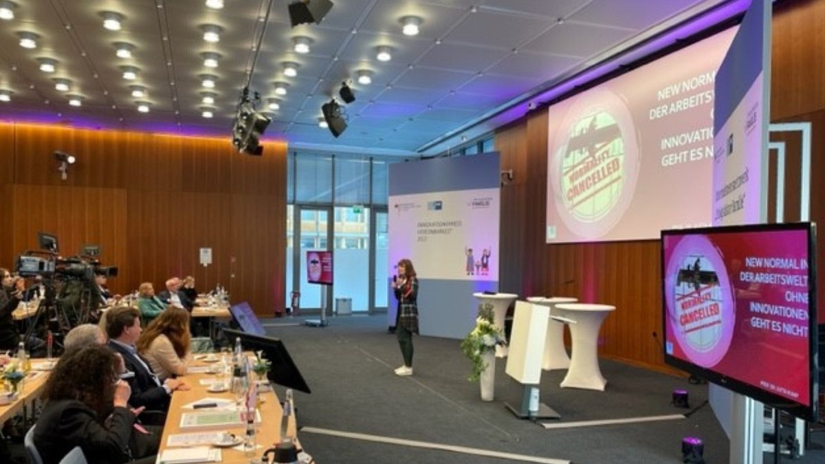 ErfolgsfaktorF's tweet photo. Jutta Rump auf dem #UTAG22 skizziert mit uns das NewWork-Haus und die Bedeutung der #Vereinbarkeit im Innovationsprozess in der neuen Arbeitswelt. Mehr davon hier im Livestream: https://t.co/5GSFwVqwmC https://t.co/nK3IojCvXf