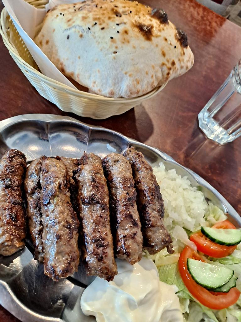 SirVesku's tweet photo. Kolesteroli hieman koholla joten hoidetaan pitkästä aikaa terveellisellä ja herkullisella balkanilaisella lounaalla. #cevapi #balkangrill https://t.co/IRJGdwn0ZI