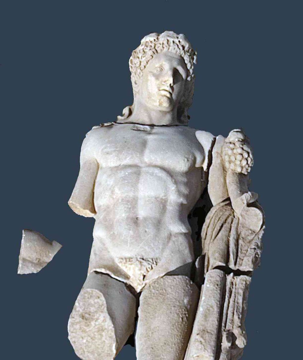 GreeceinSpain's tweet photo. Hallada una espectacular estatua de #Hércules del siglo II en el yacimiento de la antigua ciudad griega de #Filipos.De unos 2 metros de altura, representa al dios griego en la plenitud de su juventud. Via @ABC_Cultura
https://t.co/3QbQ3Lza0P https://t.co/x9IYRt6Bps