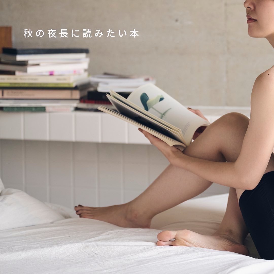 eume_official's tweet photo. 秋の夜、一息つける時間は
ゆっくり読書するにもぴったり。

そこで今回は、eume スタッフおすすめ
の「秋の夜長に読みたい本」を
ご紹介しています☺️

読みたい本と出会ったり
豊かな時間を過ごすひとつのきっかけに
なりますように📚
https://t.co/lBbibgjHYr

#eumeスタッフ愛用品
#おすすめの本 https://t.co/P9UST0Q1tp