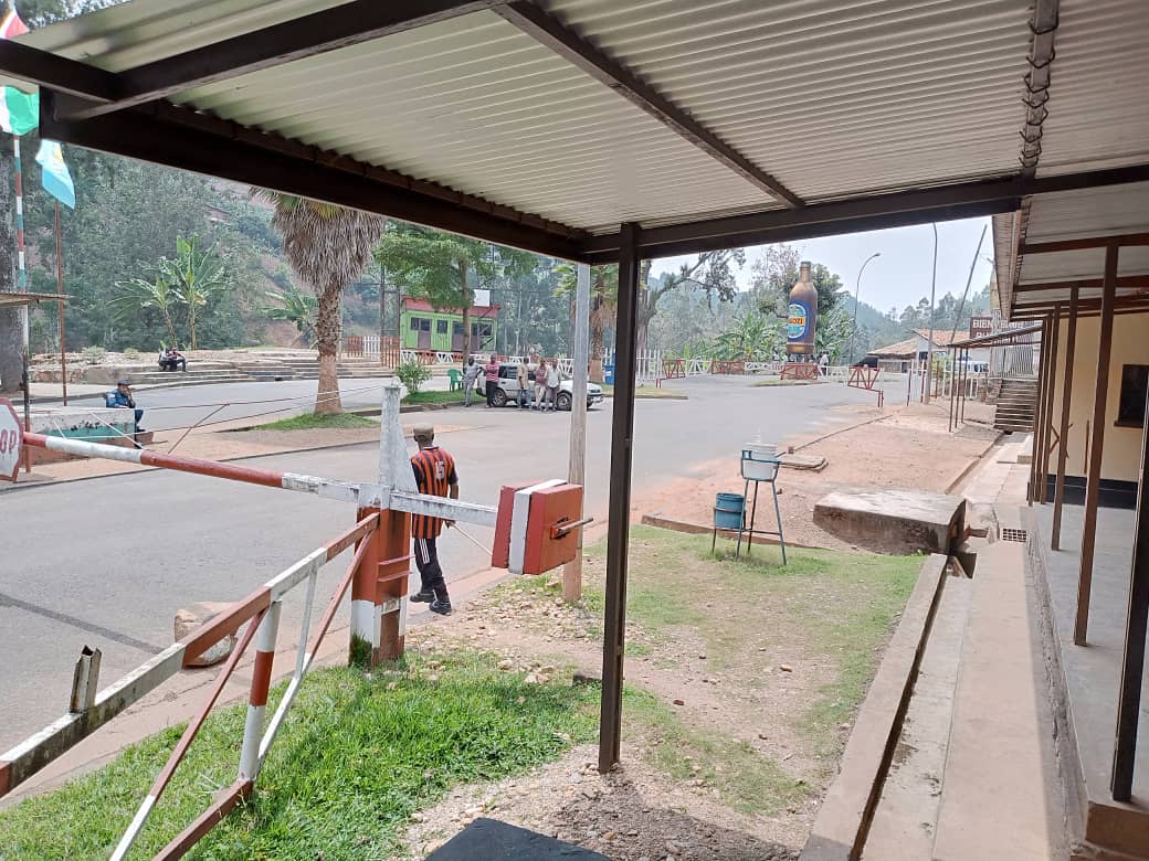 MagazineJimbere's tweet photo. 👏🏾 Réouverture depuis le matin de ce 30/09/2022 de la frontière #Kanyaru haut entre le #Burundi et le #Rwanda

✍🏾 Plus besoin d'autorisation du @MininterInfosBi aux Burundais pour franchir la frontière. C'est la reprise de la circulation des marchandises  https://t.co/tn1Rm6JKUX https://t.co/8eX2reRLmQ
