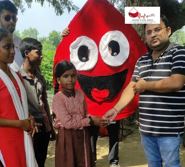 RideForRed's tweet photo. #प्रयागराज के झूंसी चौराहा पर स्कूली छात्रों  को रक्तदान के लिए प्रोत्साहित करने और रक्तदान से होने वाले शारीरिक एवं मानसिक फायदे की जानकारी देते हुए Ride For Red Expedition के स्वयंसेवक .

Ride For Red.....मुहिम जारी है..
@RaktSankalp
#RideforRed #BloodDonation_Expedition #RHA https://t.co/kJdCWtN5B9