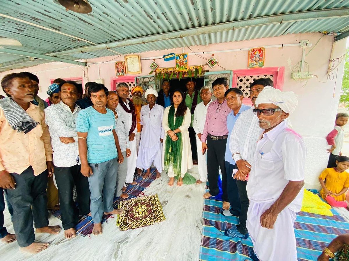 Mittal4Nomads's tweet photo. સુરેન્દ્રનગરના દશાડાના ગવાણાગામમાં બજાણિયા સમુદાય સાથે તેમના પ્રાથમિક પ્રશ્ને બેઠક થઈ
ઘણા પરિવારો છે જેમની પાસે રહેવા પોતાની જગ્યા નથી. તેમને હોંશ પોતાના બાળકોને ભણાવવાની છે. અમારી હોસ્ટેલમાં રહીને આ સમુદાયના ઘણા બાળકો ભણે તે એમણે હોસ્ટેલમાં બાળકોને મુકવાની વાત કરી.
@CollectorSRN https://t.co/g6NqbpKbKe
