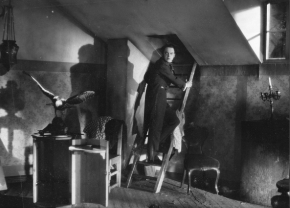 KaraAuren's tweet photo. A lonely small high-set window was meant to barely light the gloomy prison. So here, thought Lithau, the former tyrant of the Green Chamber imprisoned his young bride. What heartless cruelty!
The Green Chamber of Linnais (1859) #Topelius #familycurse #Gothic #FaustianFriday https://t.co/GGT2HubvUe