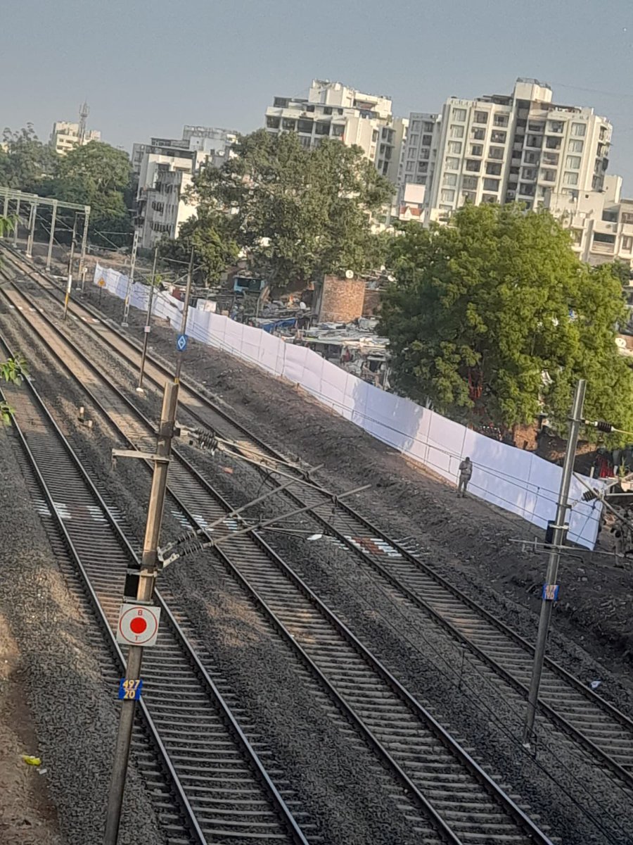 ઝૂંપડા ક્યાંથી દેખાઈ મોદીજી ને ???