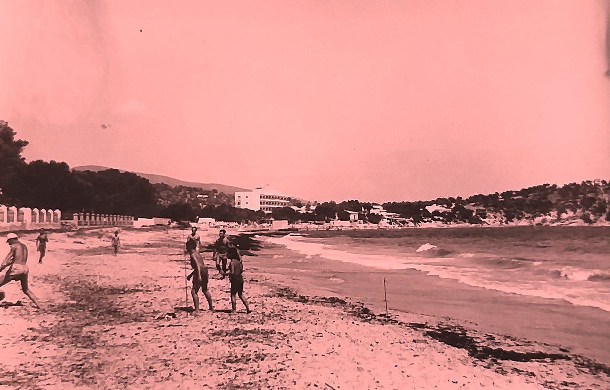 En <a href="/gvivesferrer/">Gabriel Vives Ferrer</a> i un servidor tornam al FLEM (Magaluf) de @ratacorner.
 👉Rutes guiades avui (català) i demà (castellà) a les 18.30 h.
👉 Posam BSO a la turistització de la zona amb audició comentada (demà a les 14.30)
Inscripcions a: literaturaexpandida.com

Foto: Magaluf, 1959