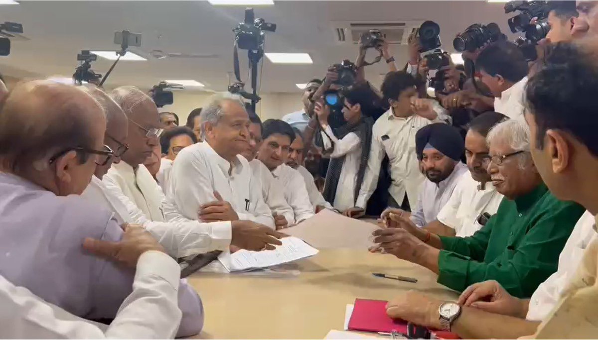 ashokgehlot51's tweet photo. मल्लिकार्जुन खड़गे जी द्वारा कांग्रेस अध्यक्ष हेतु नामांकन भरने के दौरान अखिल भारतीय कांग्रेस कमेटी कार्यालय (एआईसीसी) में। https://t.co/CV45IHz4XI