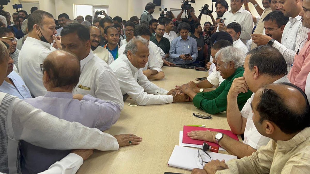 मल्लिकार्जुन खड़गे जी द्वारा कांग्रेस अध्यक्ष हेतु नामांकन भरने के दौरान अखिल भारतीय कांग्रेस कमेटी कार्यालय (एआईसीसी) में।