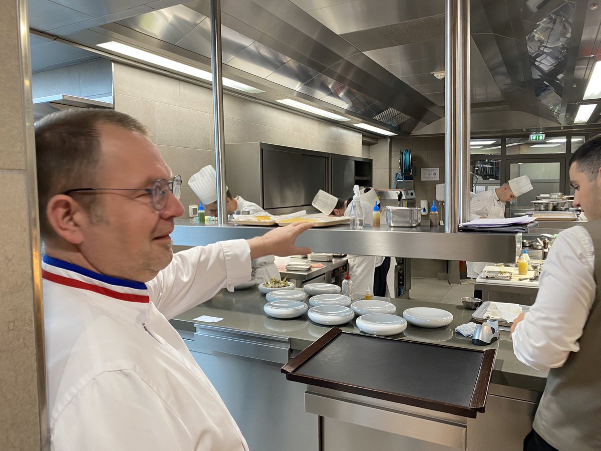 JJBOUTAUD's tweet photo. Moment privilégié avec Éric Pras dans les cuisines de #Lameloise L’athanor du Grand Chef et la savante maîtrise de l’induction @RelaisChateaux @SocieteMOF @guideMichelinFR https://t.co/YdcgKEKOOg
