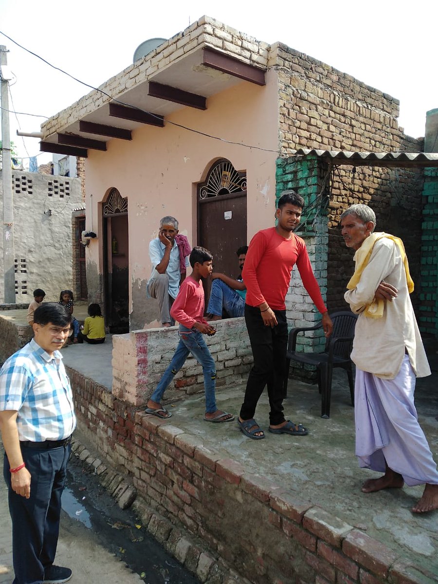 sdochhatikara's tweet photo. आज ग्राम बड़ी आटस मे अधीक्षण अभियंता शहरी महोदय एवं अधिशाषी अभियंता महोदय द्वारा डिसकनेशन अभियान का औचक निरिक्षण किया गया एवं ग्रामीणों को समय से बिल जमा करने के लिए प्रेरित किया। @myogiadityanath @aksharmaBharat @MDDVVNL @se_eudcmathura https://t.co/mjdjeVSVKM