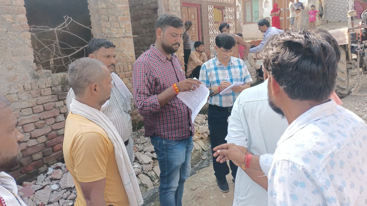 sdochhatikara's tweet photo. आज ग्राम बड़ी आटस मे अधीक्षण अभियंता शहरी महोदय एवं अधिशाषी अभियंता महोदय द्वारा डिसकनेशन अभियान का औचक निरिक्षण किया गया एवं ग्रामीणों को समय से बिल जमा करने के लिए प्रेरित किया। @myogiadityanath @aksharmaBharat @MDDVVNL @se_eudcmathura https://t.co/mjdjeVSVKM