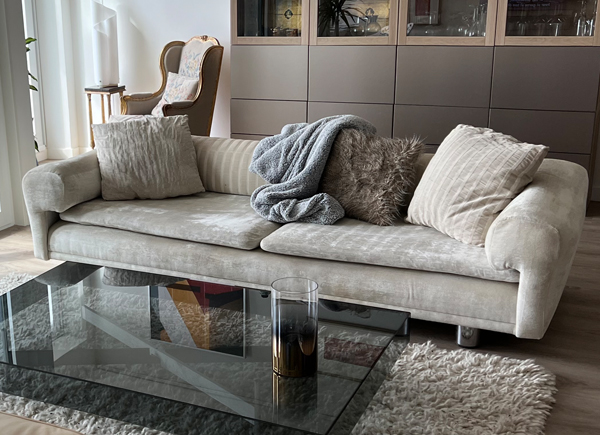 film_furniture's tweet photo. For sale: HK Diplomat sofa 1970s, vintage, recovered.

A handsome #HowardKeith Diplomat for sale on behalf of a private client. A sought after piece, originals are becoming very rare. A grand sofa, with sleek lines and subtle drama.
More info > https://t.co/RaJId64J9Z
€2,450 https://t.co/rPVNCcHSSj