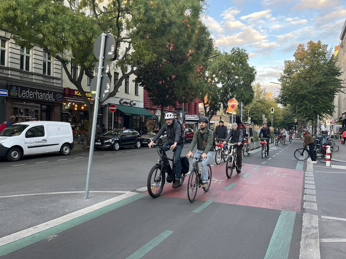 velokonzept's tweet photo. Gestern hat Olaf Raabe vom @BA_Xhain mit dem #VeloLAB und der @HfG_Offenbach eine Fahrradtour durch den Bezirk gemacht und uns eine Einführung in die Welt der #Protektionselemente gegeben. @project_mo_de https://t.co/TC6yKCouRG