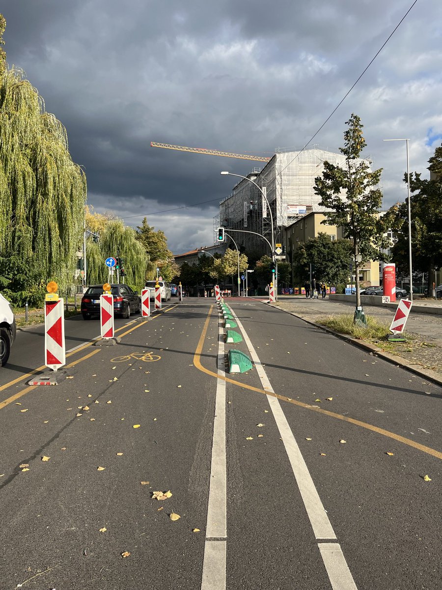 velokonzept's tweet photo. Gestern hat Olaf Raabe vom @BA_Xhain mit dem #VeloLAB und der @HfG_Offenbach eine Fahrradtour durch den Bezirk gemacht und uns eine Einführung in die Welt der #Protektionselemente gegeben. @project_mo_de https://t.co/TC6yKCouRG