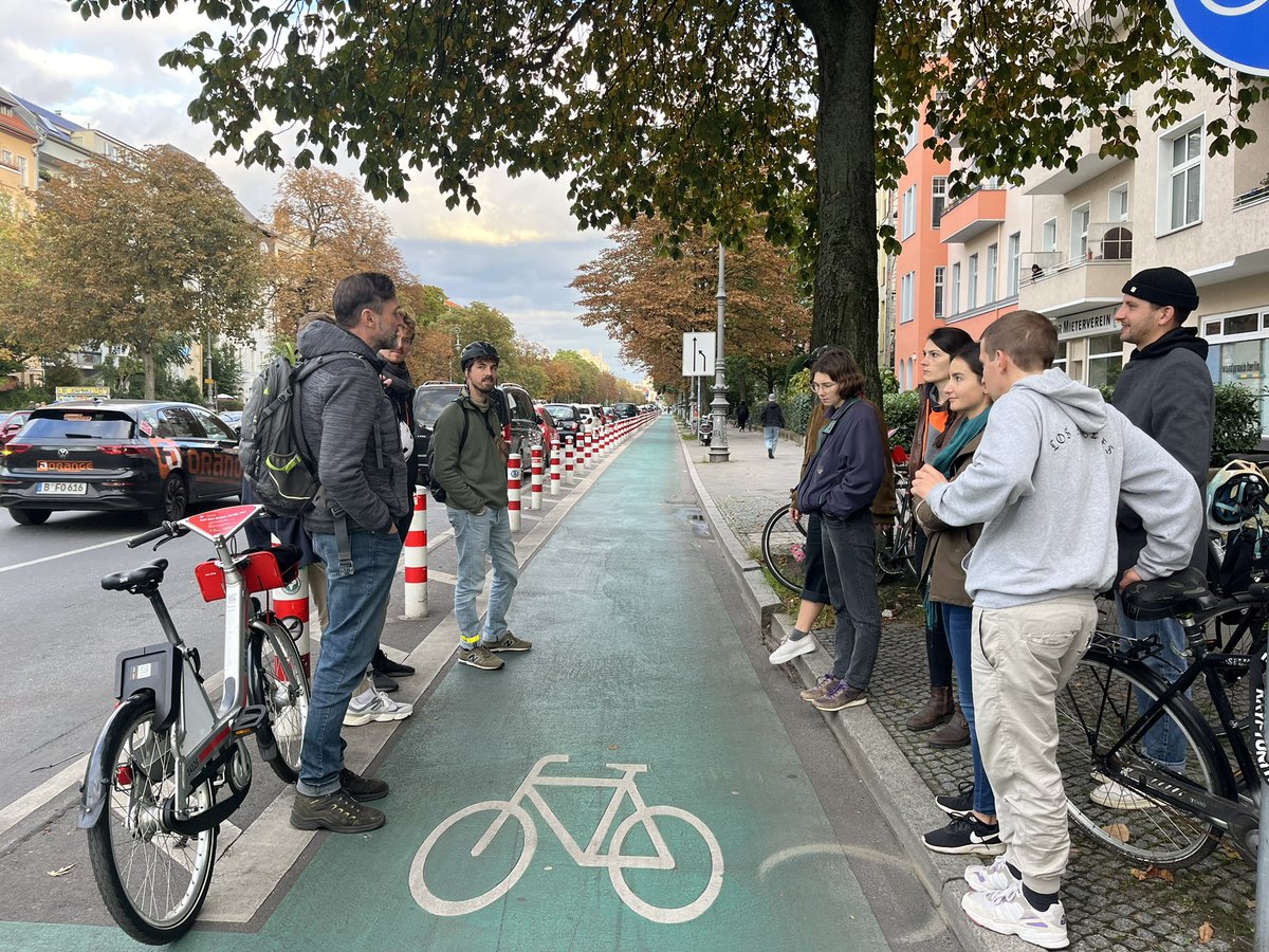 velokonzept's tweet photo. Gestern hat Olaf Raabe vom @BA_Xhain mit dem #VeloLAB und der @HfG_Offenbach eine Fahrradtour durch den Bezirk gemacht und uns eine Einführung in die Welt der #Protektionselemente gegeben. @project_mo_de https://t.co/TC6yKCouRG
