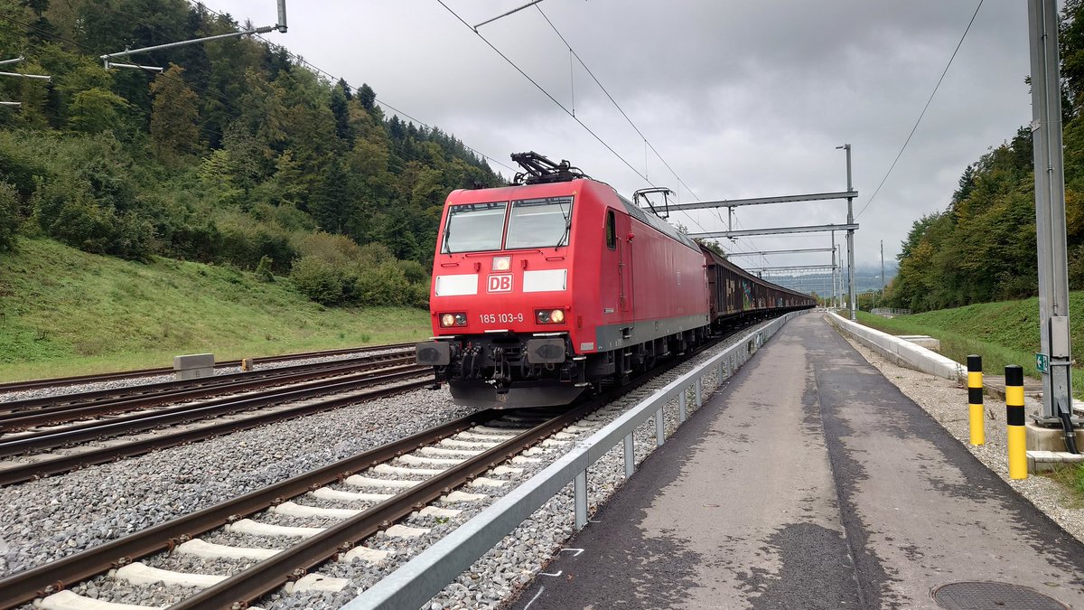 TWeinlein's tweet photo. Moin aus #EFG ✌️
Ausserpl. geht es für mich heute mit der leeren #Blubberbrause nach #BU und LZ zurück. Sonst wäre es für mich heute der dritte Tag mit Ausfall +Reserve geworden🙈😅
Tjo und was ich hier mache, das weiss nur die liebe #BZMitte 😬
#Redbull #Cargo #Lokführer #BR185 https://t.co/2G4rAcgvcC