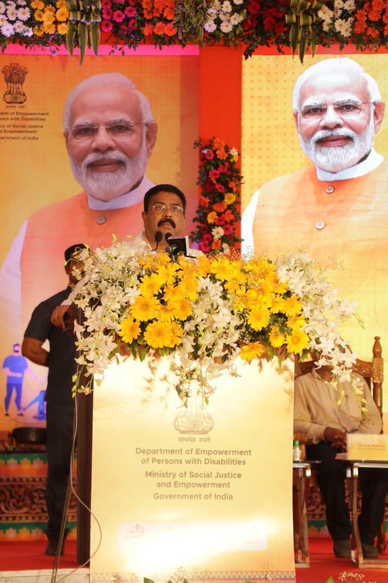 dpradhanbjp's tweet photo. ମୋଦି ସରକାରରେ ଦିବ୍ୟାଙ୍ଗ ମାନଙ୍କୁ ଉଚିତ୍ ସମ୍ମାନ ମିଳିଛି । ପ୍ରଧାନମନ୍ତ୍ରୀ @narendramodi ଜୀଙ୍କ ନେତୃତ୍ୱରେ ଦିବ୍ୟାଙ୍ଗ ମାନଙ୍କୁ ସମାଜର ମୁଖ୍ୟ ସ୍ରୋତରେ ସାମିଲ କରାଯାଉଛି । ସାଙ୍କେତିକ ଭାଷା, ଦିବ୍ୟାଙ୍ଗ ଛାତ୍ରଛାତ୍ରୀଙ୍କ ପାଇଁ ନୂଆ ପଦ୍ଧତିରେ ପାଠପଢ଼ାର ବ୍ୟବସ୍ଥା ସହ ଏକ ସମ୍ମାନଜନକ ଜୀବନ ଦେବା ଉପରେ ଗୁରୁତ୍ୱ ଦିଆଯାଉଛି । https://t.co/OvJj6vGpHU