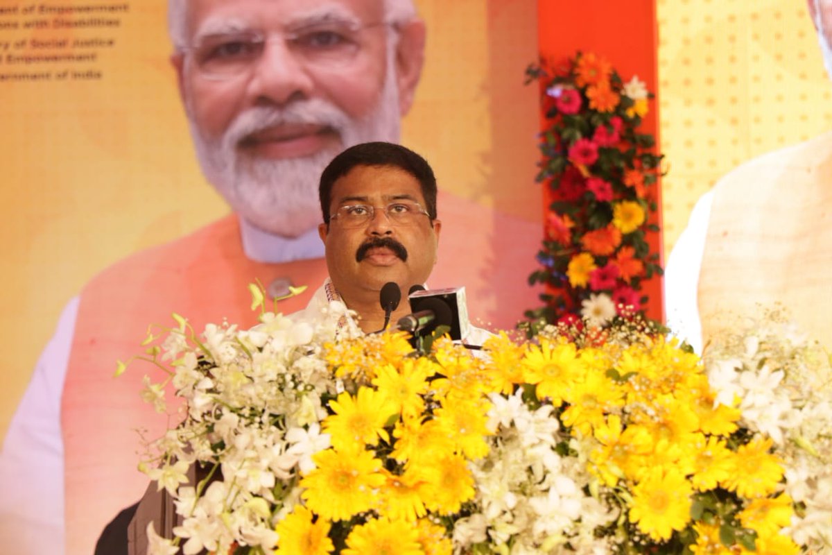dpradhanbjp's tweet photo. ଦିବ୍ୟାଙ୍ଗ ଭାଇ ଭଉଣୀମାନେ କିଭଳି ଆଧୁନିକ ଟେକ୍ନୋଲୋଜିରେ ଯୋଡ଼ି ହେବେ, ସେ ଦିଗରେ ଆମେ ସମସ୍ତେ ଦାୟିତ୍ୱ ନେବା ଦରକାର । ଆଗାମୀ ଦିନରେ @MSJEGOI ର ଦାୟିତ୍ୱ ଆଧାରରେ ଏସଭି ନିରତାରକୁ ଏକ ଅନ୍ତର୍ଜାତୀୟ ସଂସ୍ଥାରେ ପରିଣତ କରିବା ସହ ବିଶ୍ୱବିଦ୍ୟାଳୟରେ ପରିଣତ ପାଇଁ ପ୍ରଚେଷ୍ଟା କରାଯିବ । https://t.co/MJUEqbHDsa
