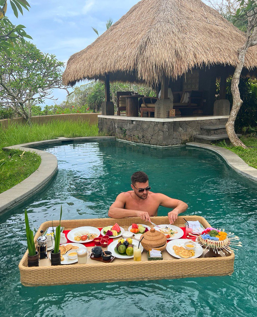 - 𝐖𝐡𝐚𝐭 𝐚 𝐩𝐥𝐚𝐜𝐞 ! 😍💥🍉🍌🥞🍇 🍎🫐 … #day2 in #canggu #bali #indonesia #wakagangga