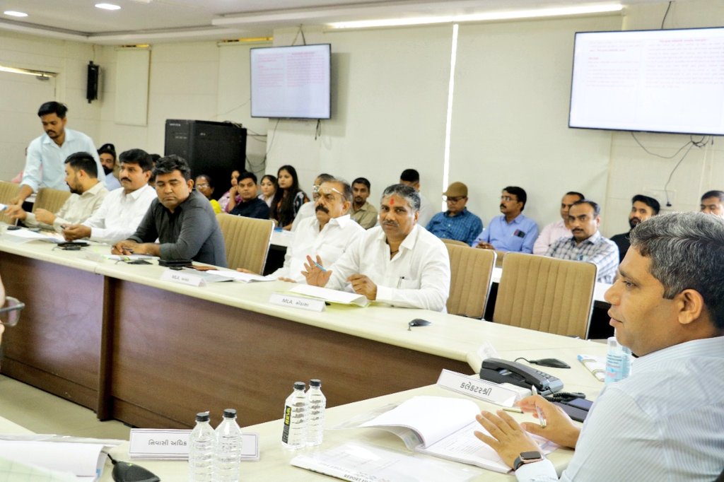 CollectorArv's tweet photo. જિલ્લાના હિત અને પ્રશ્નોના સમાધાન માટે મળેલ જિલ્લા સંકલન અને ફરિયાદ સમિતિની બેઠકમાં ધારાસભ્યશ્રી દ્વારા રજૂ કરાયેલા લોકોના પ્રશ્નોને સાંભળીને અધિકારીઓ દ્રારા તેમના હકારાત્મક જવાબ આપવામાં આવ્યાં.
@pkumarias @CMOGuj
@revenuegujarat @nkmeenaias https://t.co/agbIGFUBag