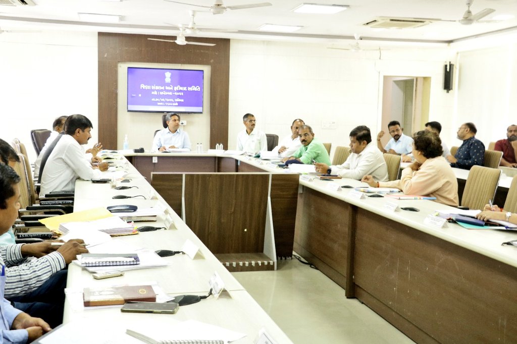 CollectorArv's tweet photo. જિલ્લાના હિત અને પ્રશ્નોના સમાધાન માટે મળેલ જિલ્લા સંકલન અને ફરિયાદ સમિતિની બેઠકમાં ધારાસભ્યશ્રી દ્વારા રજૂ કરાયેલા લોકોના પ્રશ્નોને સાંભળીને અધિકારીઓ દ્રારા તેમના હકારાત્મક જવાબ આપવામાં આવ્યાં.
@pkumarias @CMOGuj
@revenuegujarat @nkmeenaias https://t.co/agbIGFUBag
