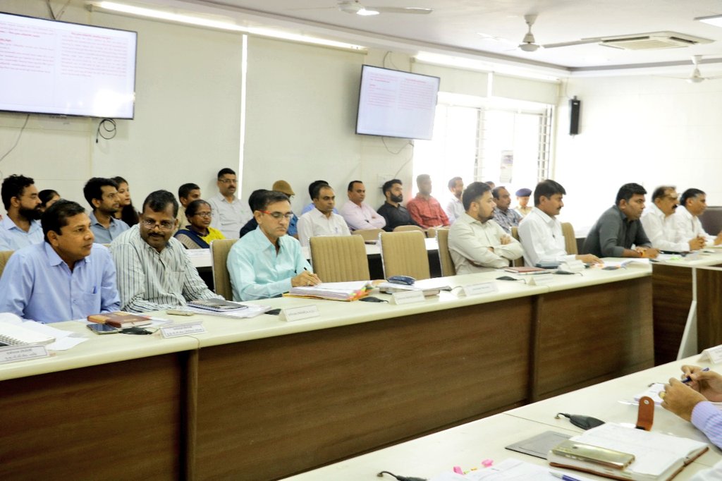 CollectorArv's tweet photo. જિલ્લાના હિત અને પ્રશ્નોના સમાધાન માટે મળેલ જિલ્લા સંકલન અને ફરિયાદ સમિતિની બેઠકમાં ધારાસભ્યશ્રી દ્વારા રજૂ કરાયેલા લોકોના પ્રશ્નોને સાંભળીને અધિકારીઓ દ્રારા તેમના હકારાત્મક જવાબ આપવામાં આવ્યાં.
@pkumarias @CMOGuj
@revenuegujarat @nkmeenaias https://t.co/agbIGFUBag