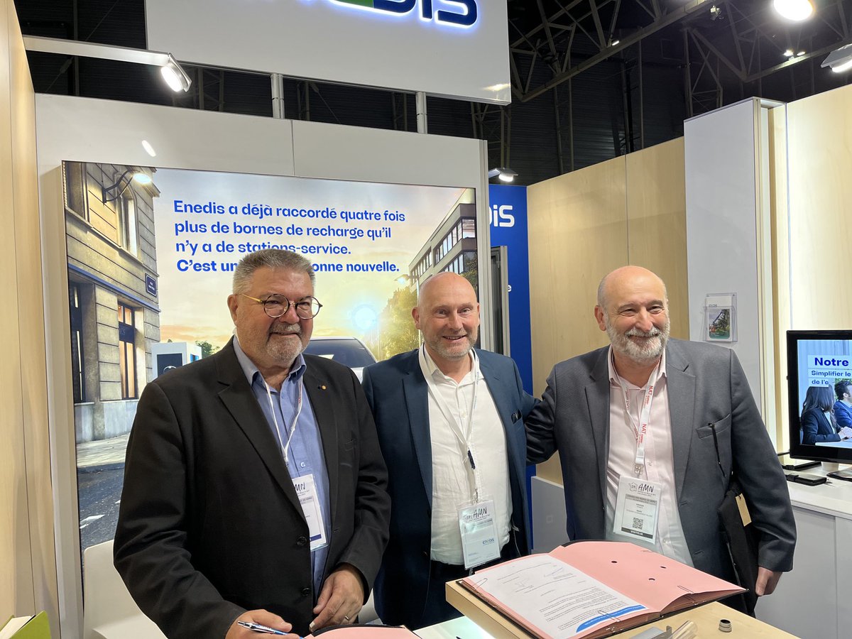 stephaneledez's tweet photo. Très heureux de signer avec ⁦@JFLINOIS⁩ sur le stand ⁦@enedis⁩ en présence de ⁦@FDhersin⁩ la convention MONEP de #EnnetieresEnWeppes. Aider les communes à piloter leur éclairage public, c’est aussi ça la #NouvelleFranceElectrique https://t.co/Yoiby9npfW