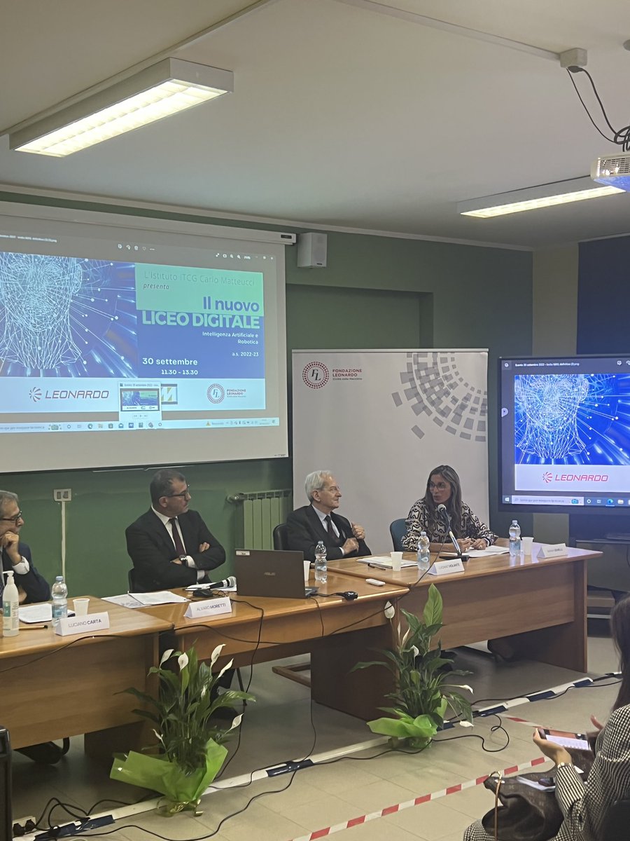 LDO_Fondazione's tweet photo. 🗣 Maria Gemelli, Dirigente dell’Istituto Matteucci presenta il nuovo corso di studi, nato per risponde a due nuove esigenze: realizzare il Piano Nazionale Scuola Digitale e favorire il dialogo tra materie scientifiche, tecniche e umanistiche | #LiceoDigitale https://t.co/zHs0qoeJag