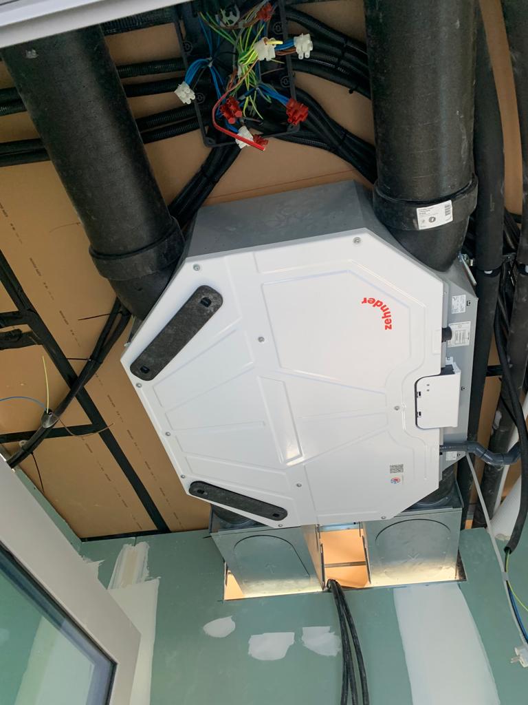 ZehnderIberica's tweet photo. 📌 Nuestra nueva #ComfoairFlex350 instalada en una #viviendaunifamiliar de #Castellón.

La solución de #falsotecho más versátil y completa del mercado.

#Tecnologíaparalasalud https://t.co/nUjb6MEcbU