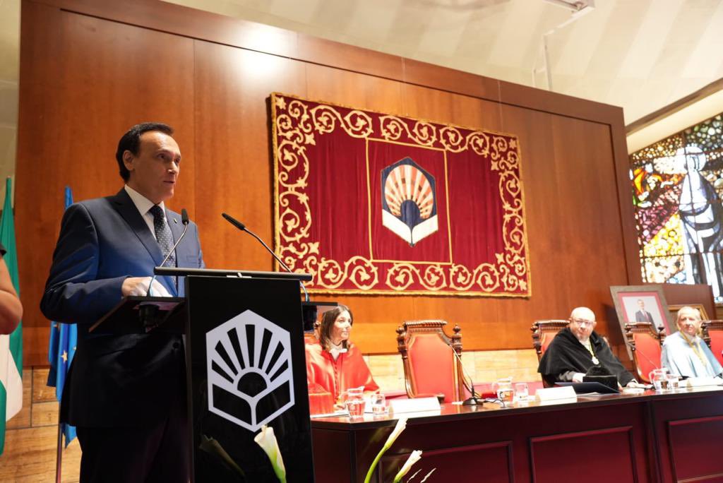 💬El consejero de <a href="/UniversidadAnd/">Consejería Universidad, Investigación e Innovación</a>, <a href="/GoVillamandos/">José Carlos Gómez Villamandos</a> declara que “el Gobierno autonómico reforzará su apoyo a la I+D andaluza e implantará un nuevo modelo de concesión de ayudas que contemple la estabilización de los investigadores y que simplifique las trabas administrativas.”