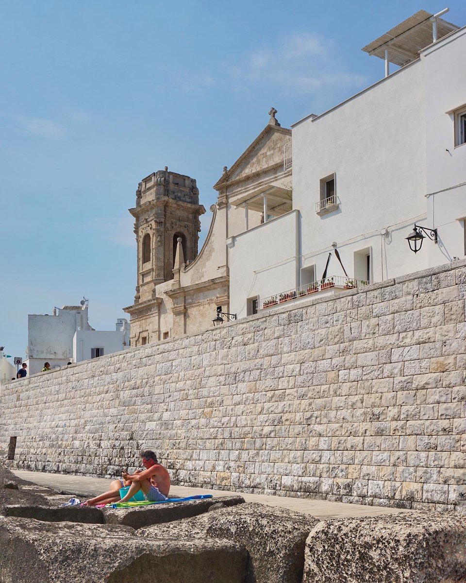 [M.o.n.o.p.o.l.i.]
.
“La Puglia nel suo impireo di sole, nelle sue pieghe carsiche, nella sua ordinata resistenza di innumerevoli plotoni affiancati di ulivi, e il cielo sempre azzurro che lambisce il mare senza staccarsene.”
.
cit. Cesare Brandi
.