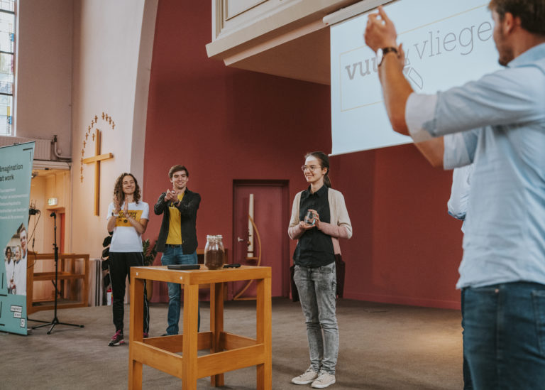 Promovenda Daniëlle van den Broek won deze week de Vuurvliegenwedstrijd 2022 van het Centrum JongerenCommunicatie Chemie (@c3chemie). 🏅Daniëlle won de finale met haar uitleg over ijsvormende ❄️eiwitten in bijvoorbeeld donororganen. 👉c3.nl/nieuws/vuurvli…