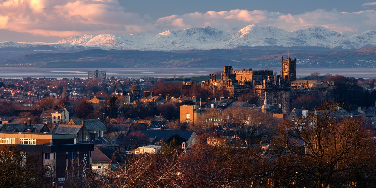 LancasterUni's tweet photo. To everyone soon to be arriving in Lancaster, you're almost home and we can't wait to welcome you 🌹#HelloLancaster https://t.co/5jKM6CvHVj