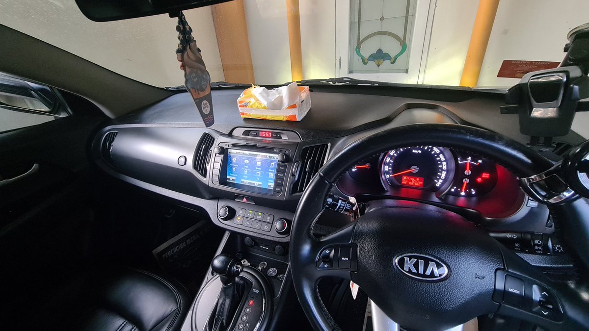Karizunique's tweet photo. Korea kalo bikin mobil tuh ya, totalitas bener. Mesin gak pernah rewel, design timeless, padahal usia udah mau sepuluh tahun. https://t.co/qg6DsvPD68