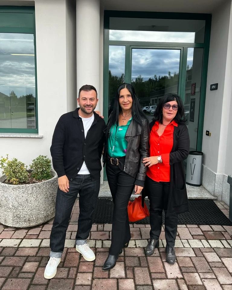 LaraMagoni's tweet photo. Il mio tour di oggi a #Villongo, accompagnata dall'Assessore Marcella Brignoli, inizia con il #BottonificioBAP: un'eccellenza mondiale, azienda leader nella produzione di bottoni e accessori per l'universo della moda, meravigliosamente condotta da Roberto Pievani https://t.co/oyiz0GjVHL