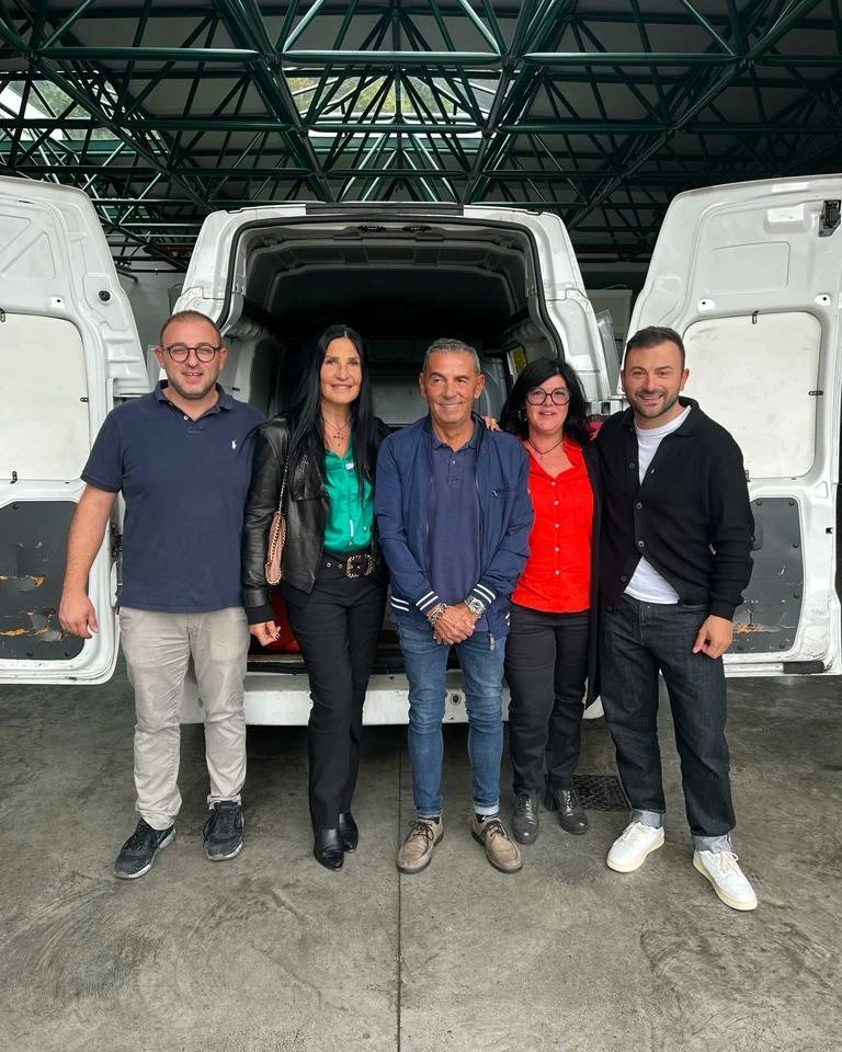 LaraMagoni's tweet photo. Il mio tour di oggi a #Villongo, accompagnata dall'Assessore Marcella Brignoli, inizia con il #BottonificioBAP: un'eccellenza mondiale, azienda leader nella produzione di bottoni e accessori per l'universo della moda, meravigliosamente condotta da Roberto Pievani https://t.co/oyiz0GjVHL