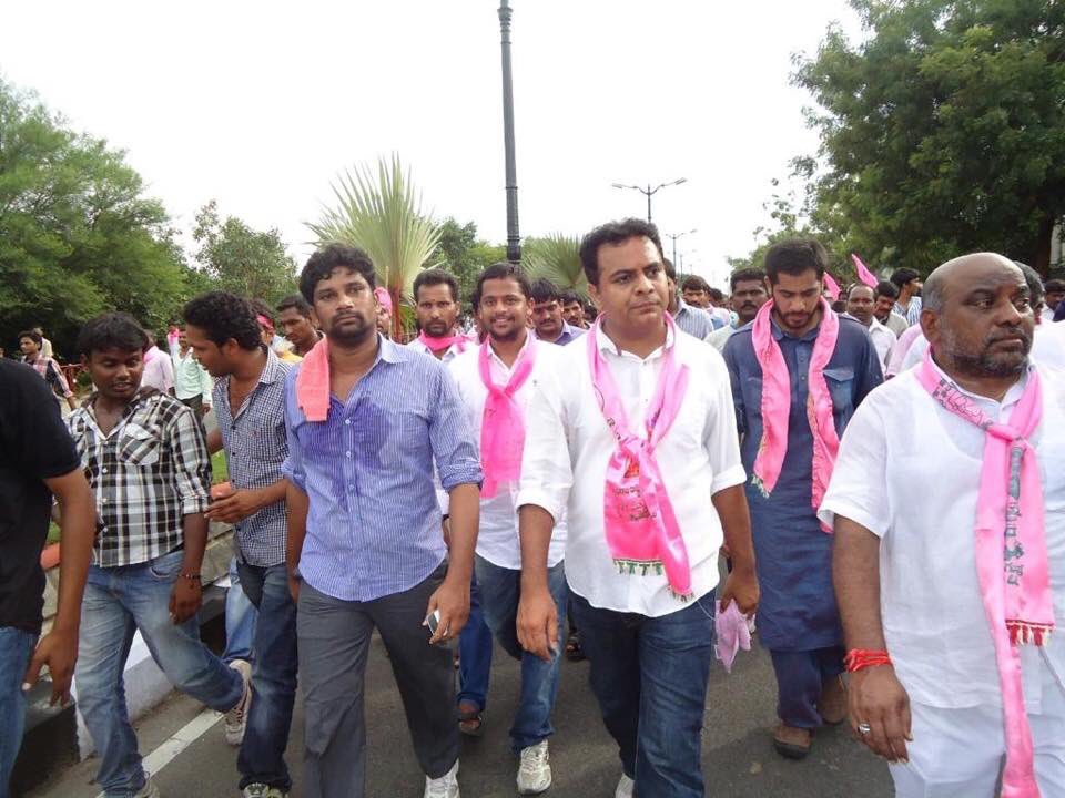 Vikas_VickyBRS's tweet photo. Chennur MLA &amp; Govt Whip Shri @balkasumantrs Anna Sagaraharam pics during Telangana Agitation along with Minister @KTRTRS Garu. #TrueLeader 

#20YearsOfTRS #TRSFormationDay #Throwback #AgitationMemories #TelanganaStatehoodMovement https://t.co/QwOkzMBUrc