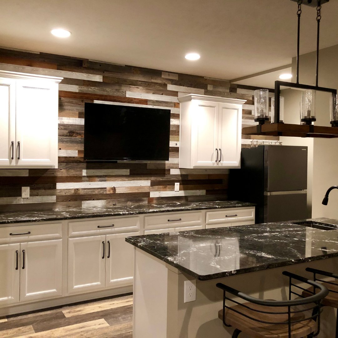 Who doesn’t love to mix it up? 😜Our classic reclaimed planks play wonderfully against a handful of our white washed planks. The duality really ties together the white cabinets with the darker counters and varied floor. 🙌 The best of both worlds. #barnwood #farmhouseismystyle