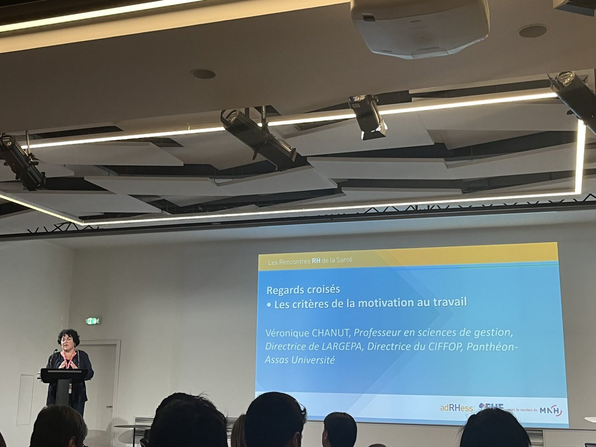 celine_oudry's tweet photo. 🏥 💬 Poursuite de la matinée avec de très interessants regards croisés sur « les critères de la motivation au travail » et « À quoi sert le salaire ? », puis une présentation par @QHenaff de la @laFHF de la protection sociale complémentaire.
#RRHS2022 #FHF #ADRHESS #MNH https://t.co/JJnlhbEOiI