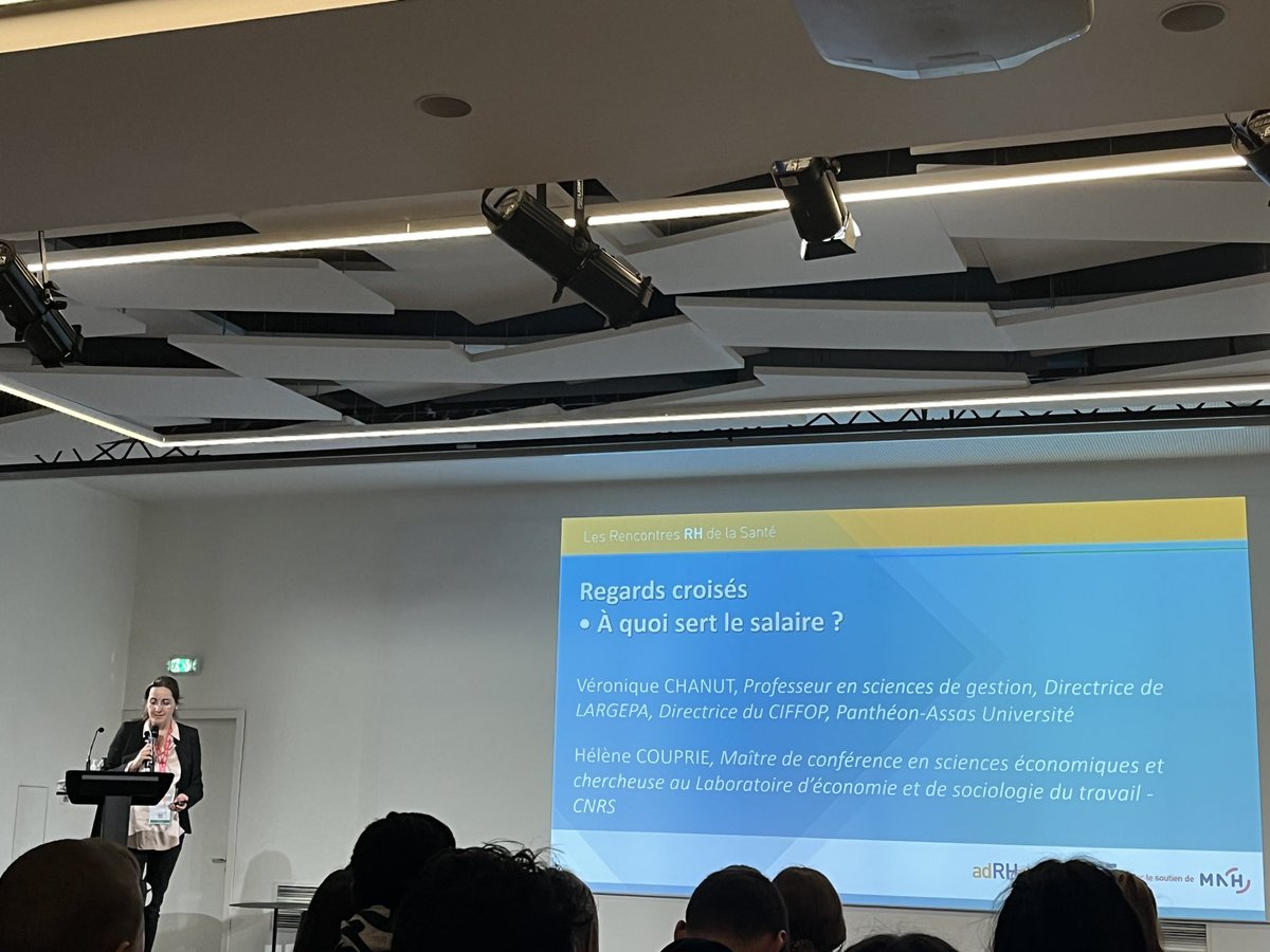 celine_oudry's tweet photo. 🏥 💬 Poursuite de la matinée avec de très interessants regards croisés sur « les critères de la motivation au travail » et « À quoi sert le salaire ? », puis une présentation par @QHenaff de la @laFHF de la protection sociale complémentaire.
#RRHS2022 #FHF #ADRHESS #MNH https://t.co/JJnlhbEOiI