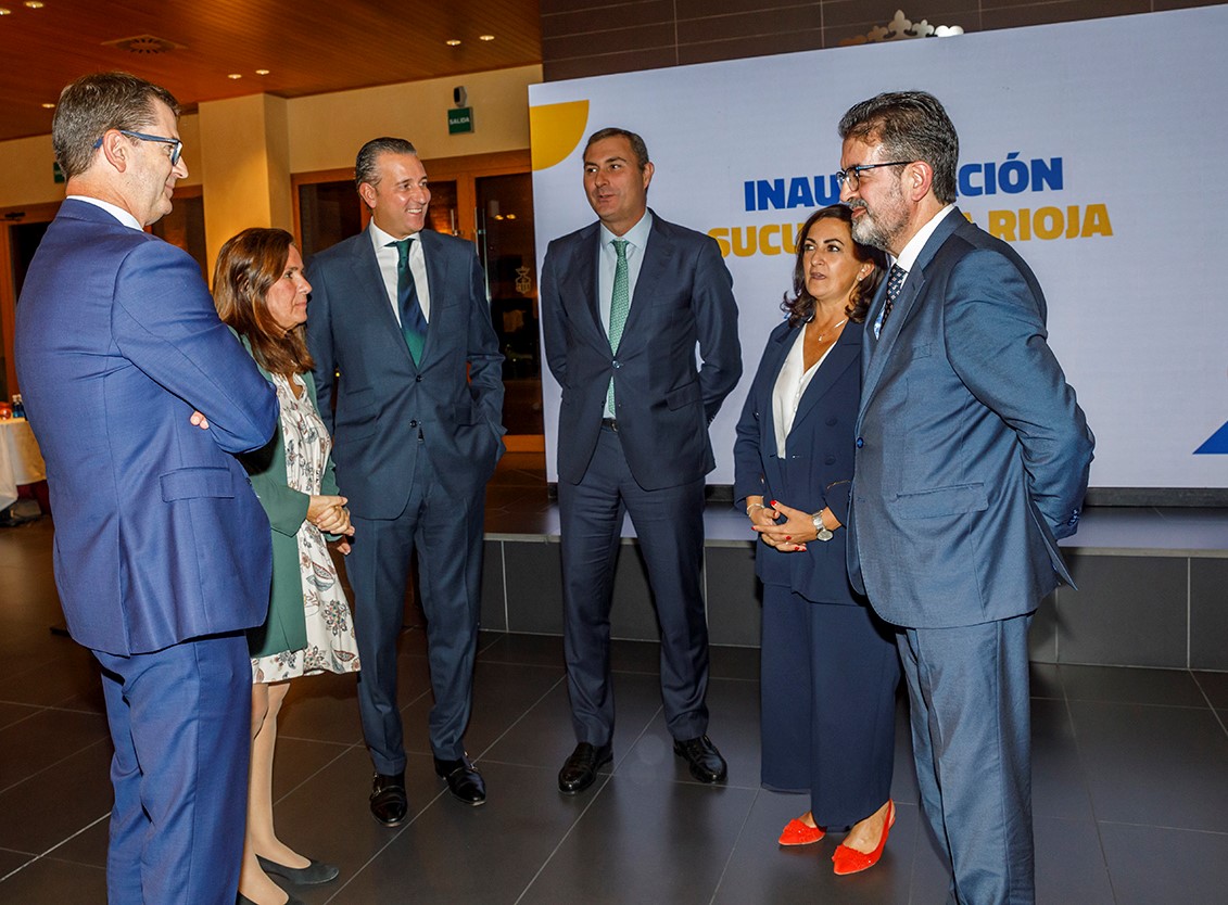Reale_Seguros's tweet photo. 🔴#RealeNews| @Reale_Seguros inaugura su nueva sucursal en #LaRioja.
El acto, al que acudieron más de 80 #mediadores, contó con la presencia de la presidenta de @lariojaorg, @ConchaAndreu y el #CEO de Reale, Ignacio Mariscal, entre otras personalidades de la compañía en #LaRioja. https://t.co/mSZraw3VV6