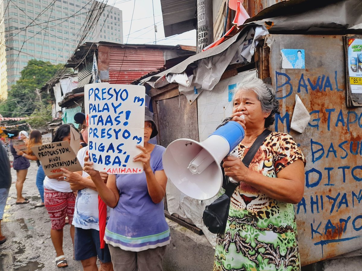 peasant_women's tweet photo. 90 days since Marcos Jr.’s presidency, Amihan &amp; @KadamayNtnl held a ‘palengke protest’ in Sitio San Roque to demand the repeal of Rice Liberalization Law &amp; the return of NFA rice in the market amid rising prices in rice and other food products. https://t.co/A0FfJYZoIg