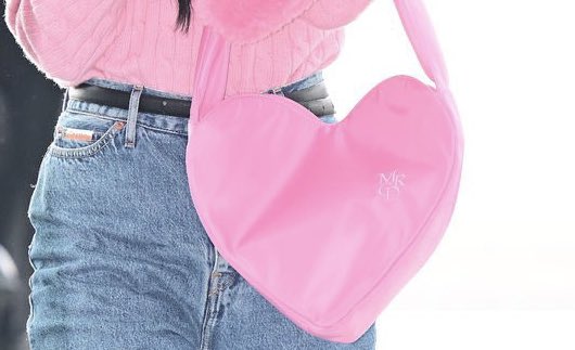 9irlly's tweet photo. isa pink outfit and heart shaped bag ෆ https://t.co/En4hnHbwIJ