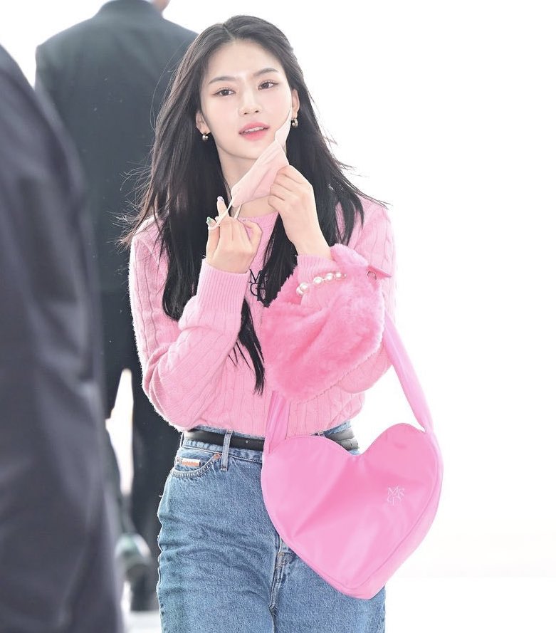 9irlly's tweet photo. isa pink outfit and heart shaped bag ෆ https://t.co/En4hnHbwIJ