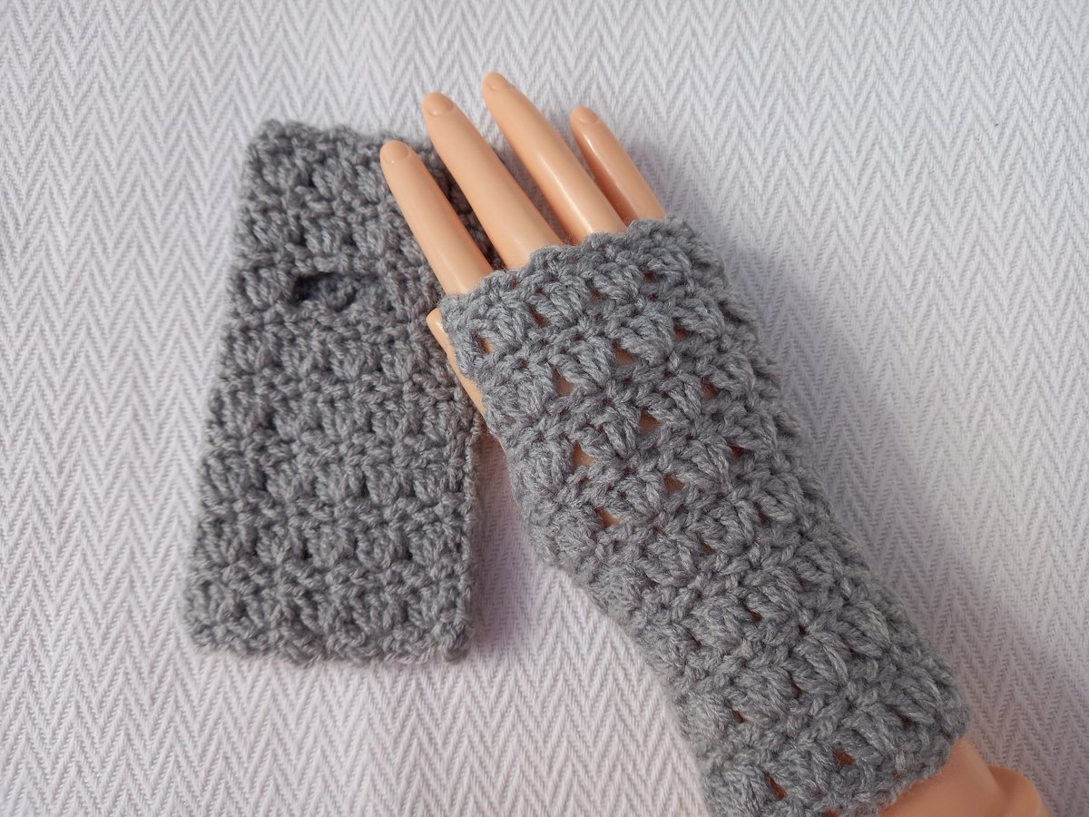 bespoke_gift's tweet photo. Fingerless gloves Thanksgiving gift https://t.co/VGQUdAcrHa #christmas #bohohippie #anniversary #crochetwinterglove #nannychristmasgift #halfpalmgloves #armwristwarmers #secretsantapresent #textinggloves #elevenseshour #bespokegiftideas https://t.co/LTWWse0NVv