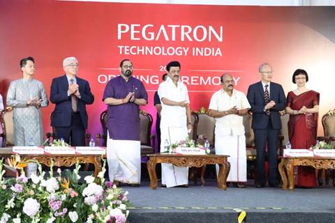 PIB_India's tweet photo. Pegatron plant roll out another milestone in PM @narendramodi's vision of making India a global electronics manufacturing hub: Union Minister  @Rajeev_GoI 

Centre’s PLI scheme can help States become destinations for electronics manufacturing

Read here: https://t.co/n9igmZt2uf https://t.co/nQZuySTwXm