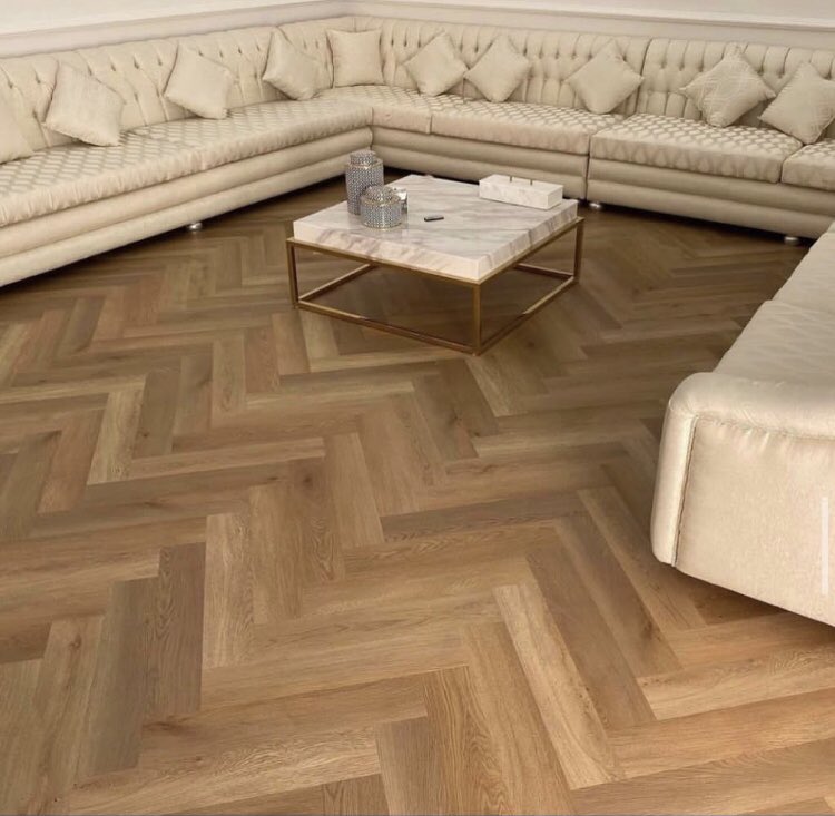 Floorsbenin's tweet photo. Le vinyle peut être installé en motif à chevrons
Ce ne sont pas des planchers en bois dur mais en vinyle, mais avec une finition en bois.

#floordecorbenin #everythingfloor #floortogo #spcfloor #floormaintainance #estatedevelopers #IndoorFlooring #lvtflooring #interiorfloor https://t.co/a2fkqljVbp
