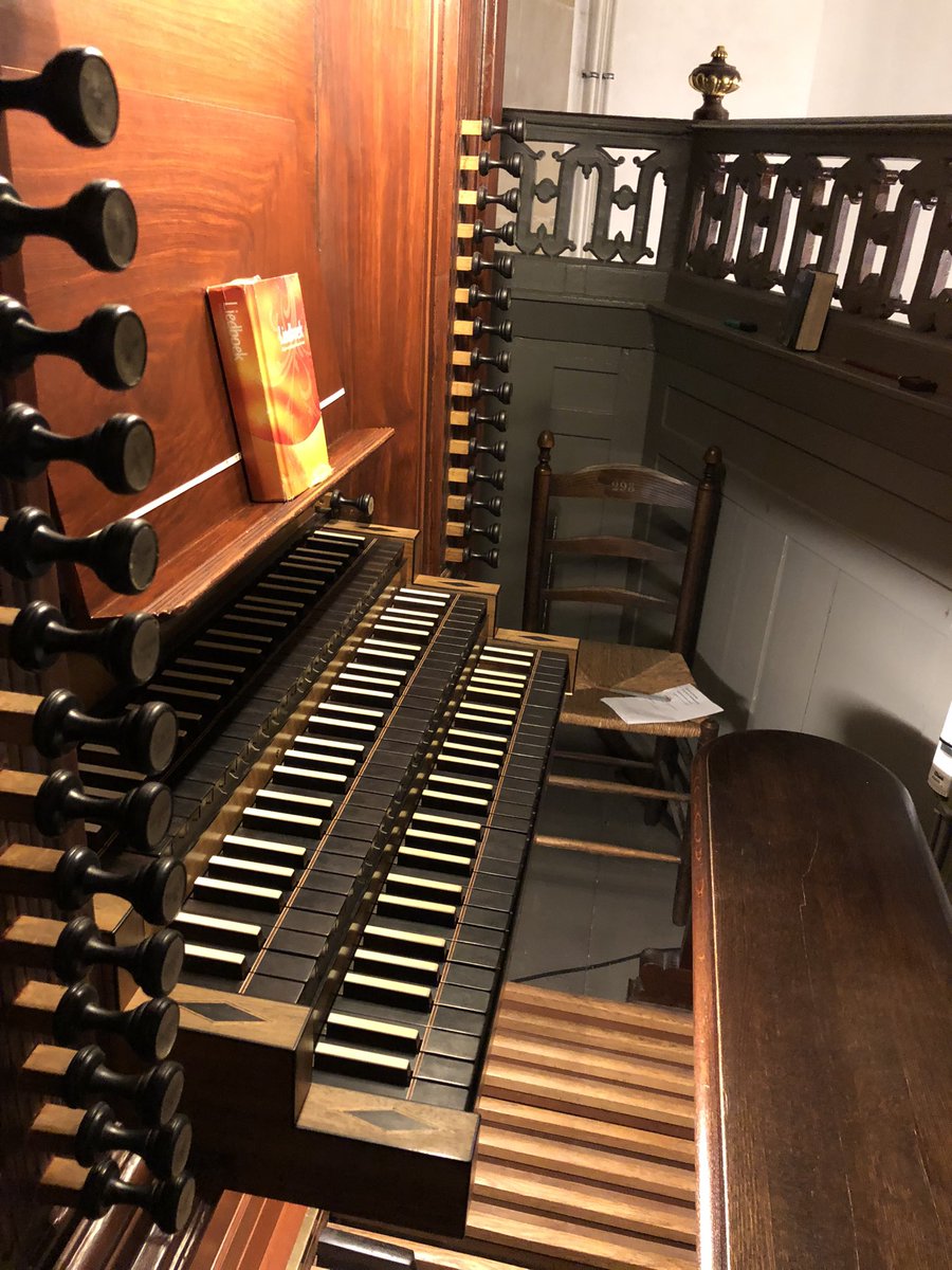 Gisteravond mocht ik spelen in de trouwdienst van <a href="/maartenvna/">Maarten van Nieuw Amerongen</a> en zijn bruid in de schitterende Marekerk van Leiden. 
Het was een mooie dienst waarin goed gezongen werd. Erg genoten en nogmaals felicitaties aan het bruidspaar!